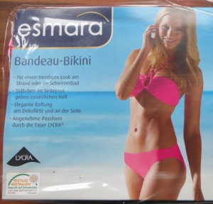 Der noch verpackte Bandeau Bikini aus der Lidl Werbung